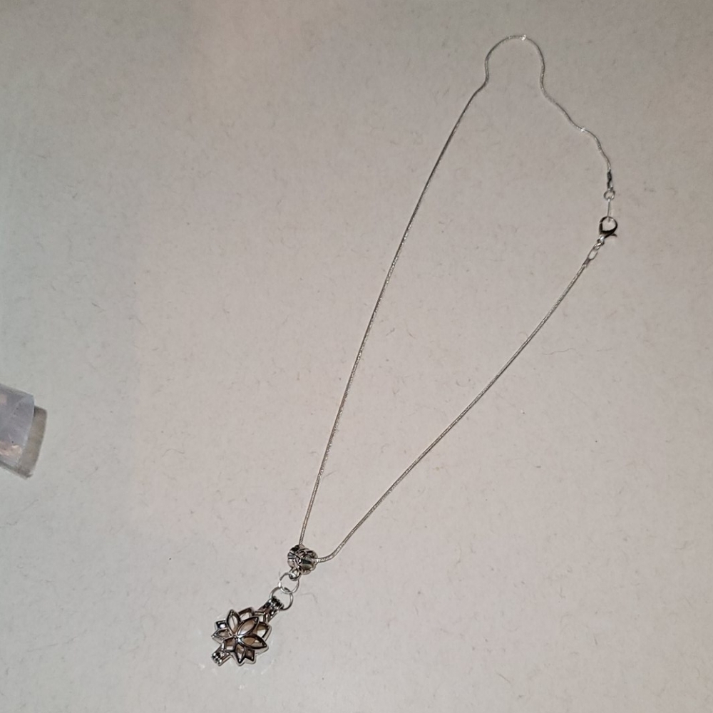 HMD leaf pendant pearl necklace.